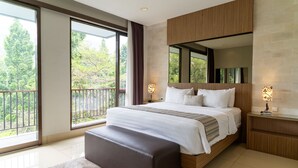 Un dormitorio moderno con una cama grande, cabecera de madera, un ventanal amplio y un balcón.