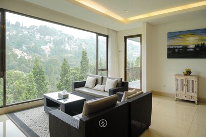 Tulip Hill View 6BR Villa with pool and movie room