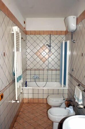 Chambre Double, balcon, vue montagne | Salle de bain | Ensemble douche/baignoire