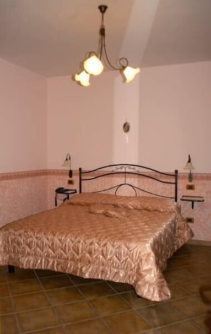 In-room safe, desk, soundproofing, cots/infant beds
