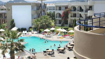 Kolam renang outdoor musiman, dengan payung kolam renang