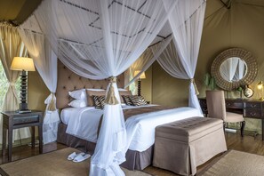 Tenda Mewah | Seprai premium, minibar, brankas, dan meja kerja