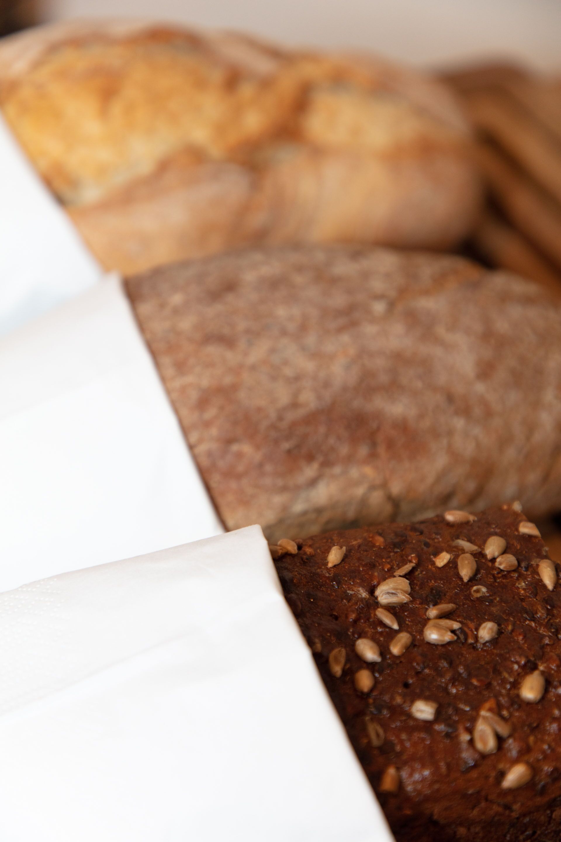 Una variedad de panes y pasteles en una cesta.