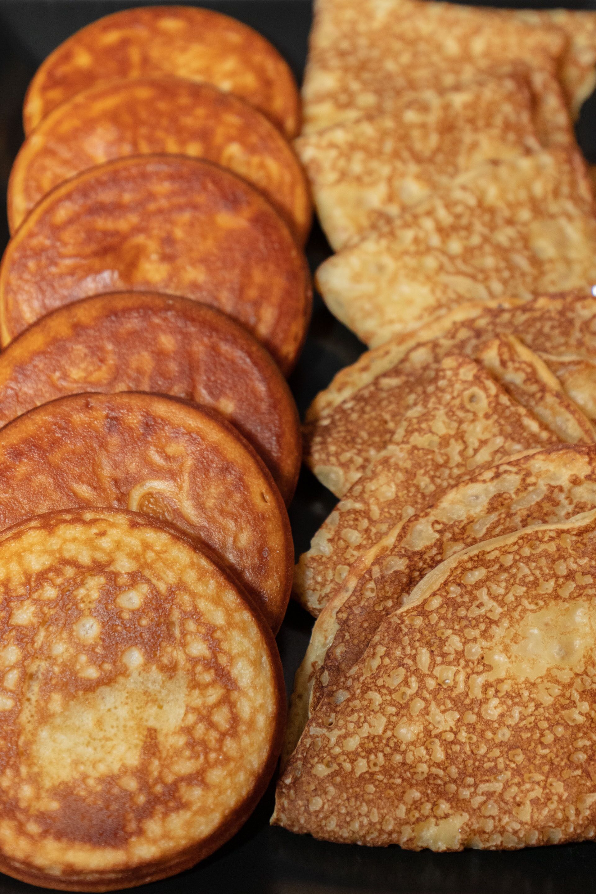 Ein Stapel Pfannkuchen mit goldbrauner Oberfläche.