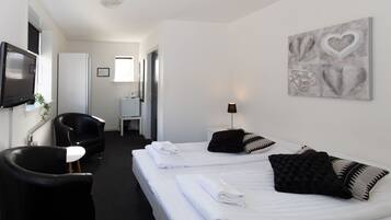 Kamar Double | Dilengkapi dengan perabotan berbeda-beda, kedap suara, dan Wi-Fi gratis