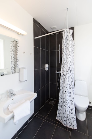 Habitación doble | Baño | Ducha, artículos de higiene personal gratuitos, toallas y jabón