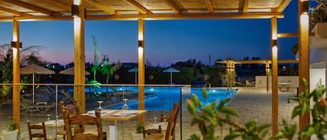 Aperto a colazione, pranzo e cena, cucina internazionale