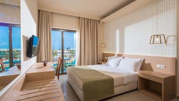 Comfort-huone, jääkaappi | Tallelokero huoneessa, työpöytä