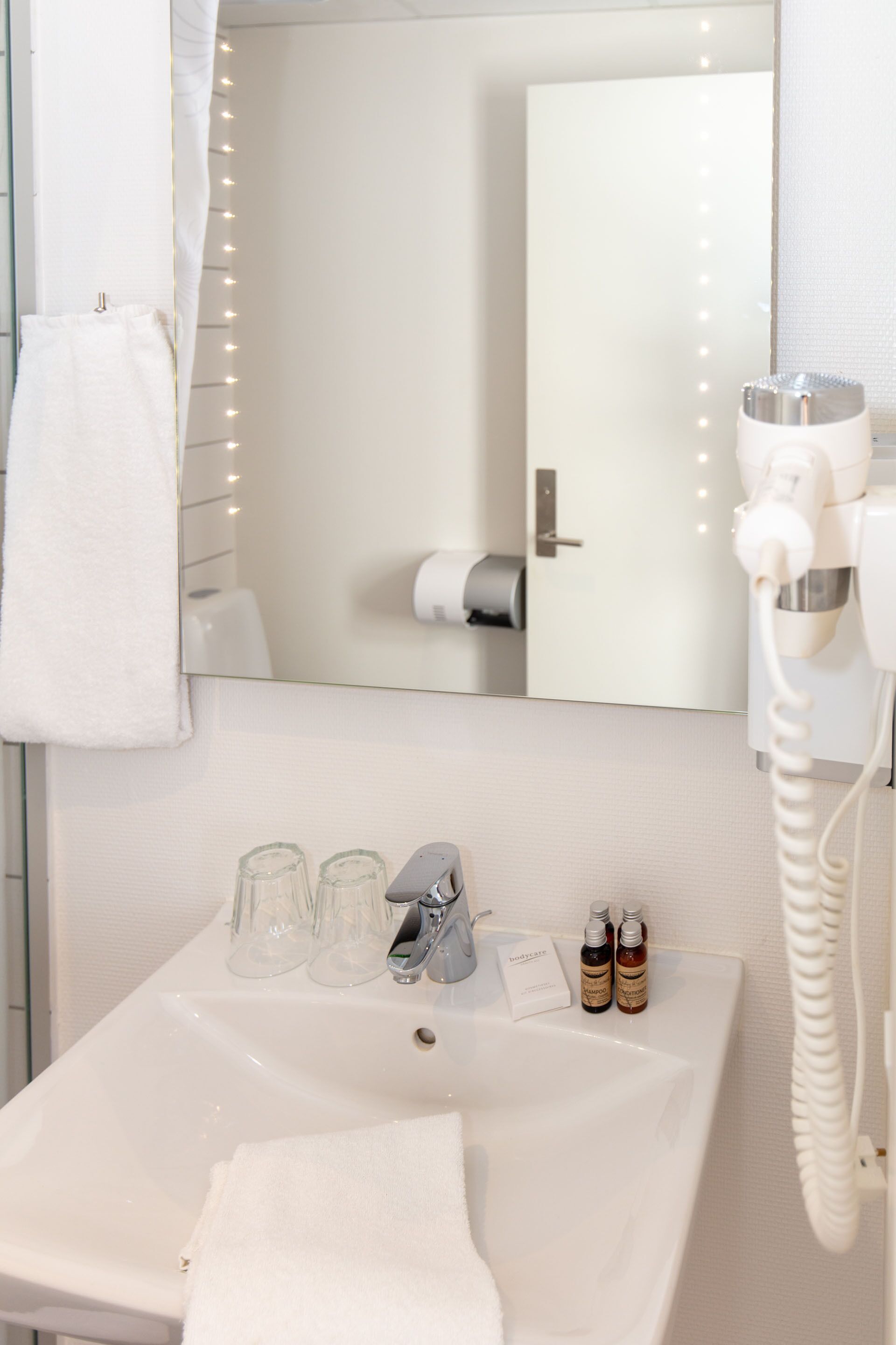 comfort double room | bathroom | shower, free toiletries, hair dryer, towels