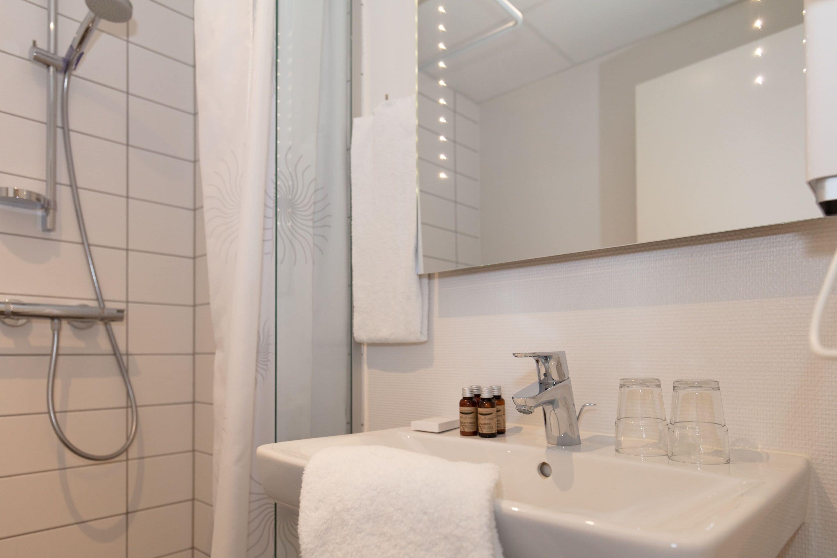 luxury double room | bathroom | shower, free toiletries, hair dryer, towels