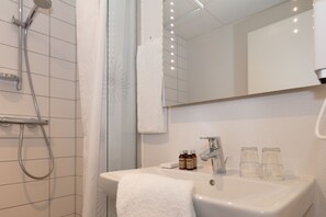 Luxury Double Room | Bathroom | Shower, free toiletries, hair dryer, towels