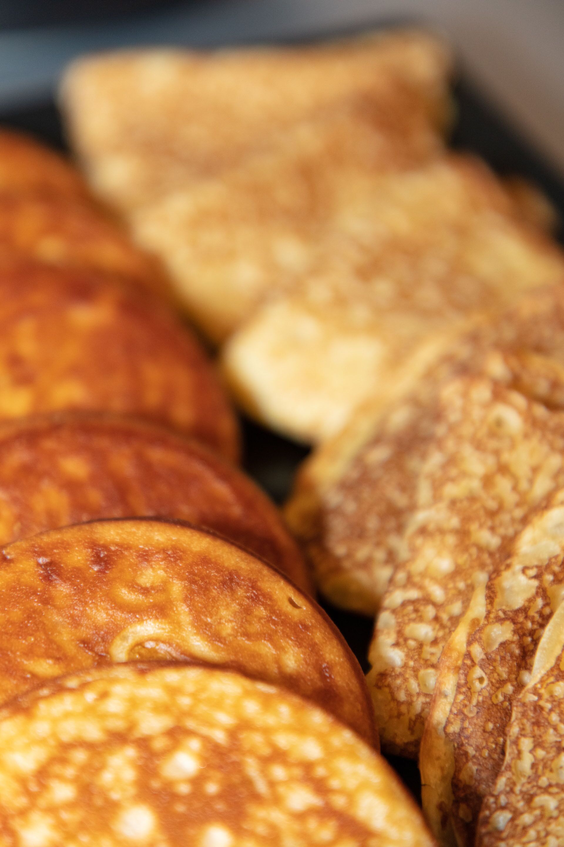 Primer plano de varias tortitas con superficie dorada.