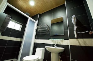 Shower, free toiletries, hair dryer, towels - LP Guesthouse (Taitung)