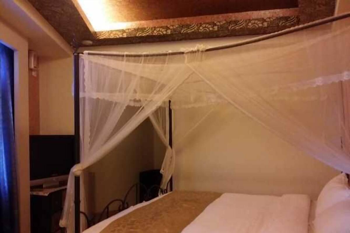 Habitación doble estándar | Decoración personalizada, muebles diferentes, camas extra y wifi gratis