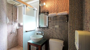 Habitación doble Confort | Baño | Amenidades de baño gratuitas y secadora de cabello