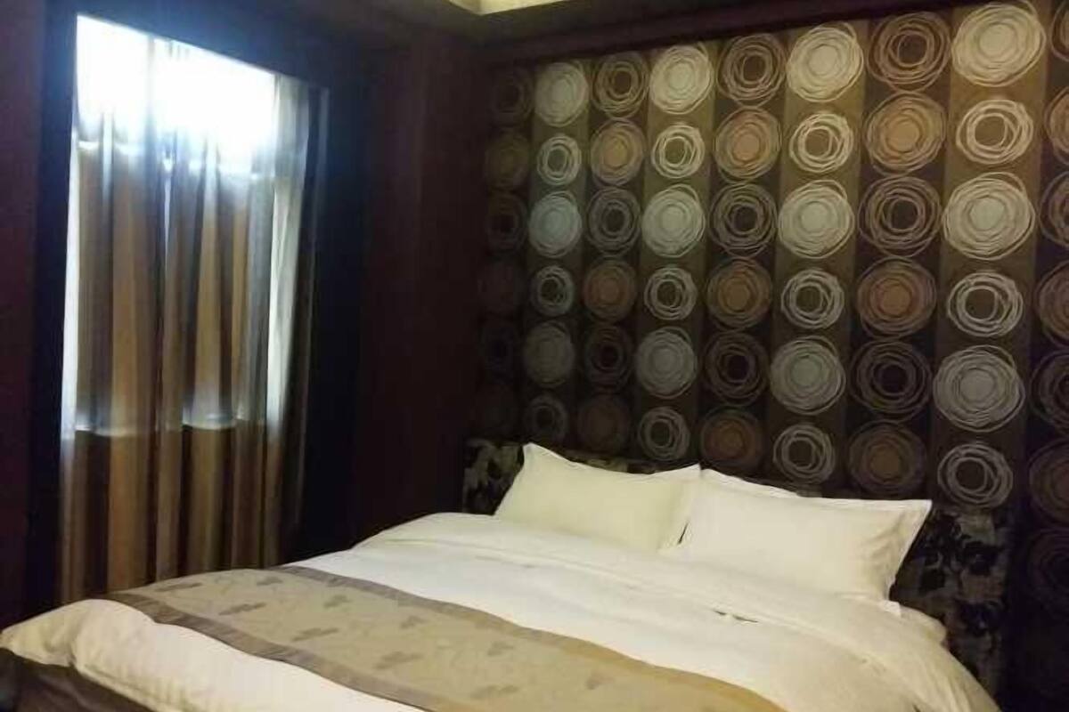 Habitación doble económica | Decoración personalizada, muebles diferentes, camas extra y wifi gratis