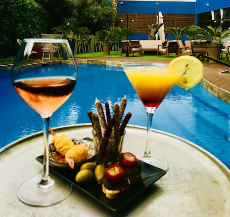 Piscina externa sazonal. Grand Hôtel de Nîmes