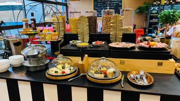 Se ofrece un desayuno bufé (22 EUR por persona)