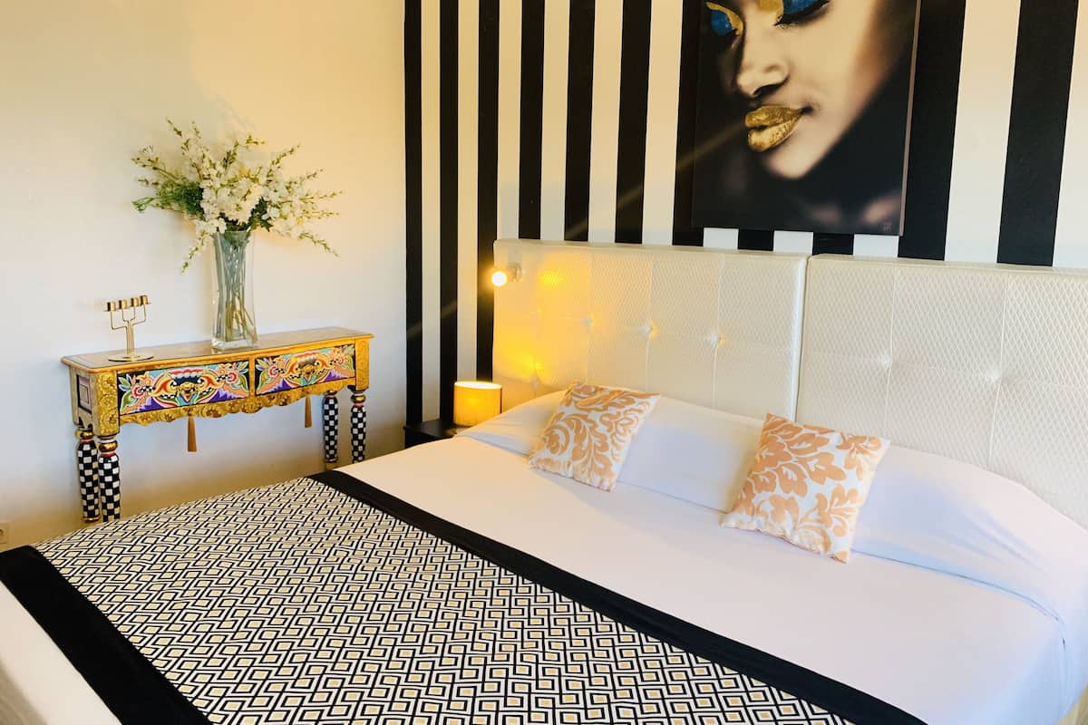 Peralatan tempat tidur premium, peti besi dalam bilik, meja
