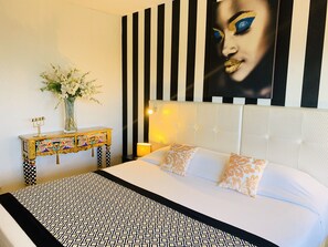 Ropa de cama de alta calidad y caja de seguridad en la habitación 