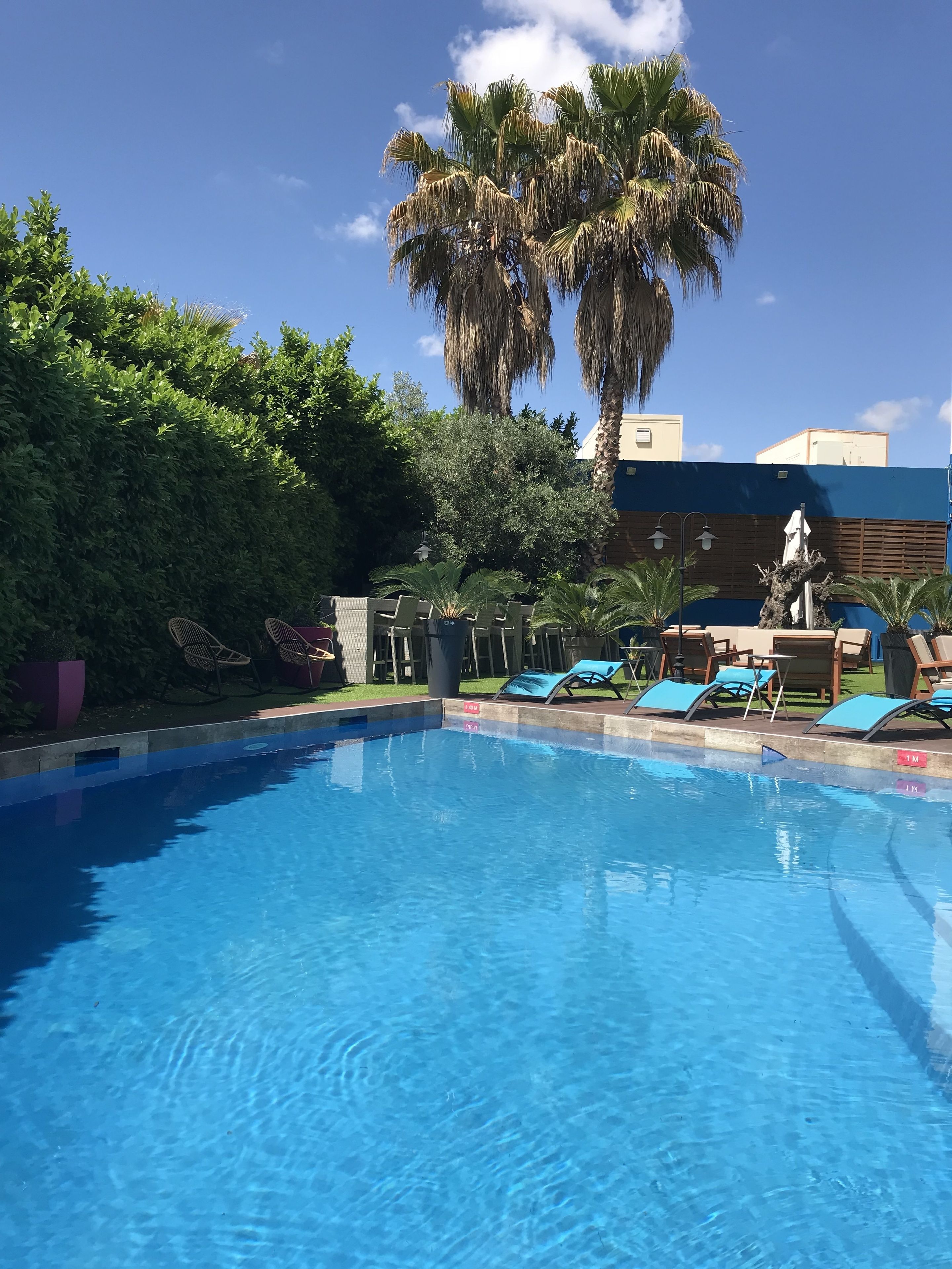 Una piscina al aire libre de temporada