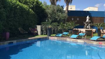 Una piscina al aire libre de temporada