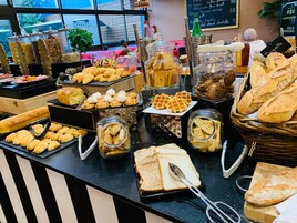 Café da manhã com buffet todos os dias (EUR 22 por pessoa) 