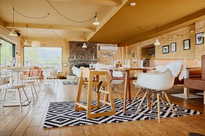 Breakfast and dinner served - Hotel Horizon (Sutton)