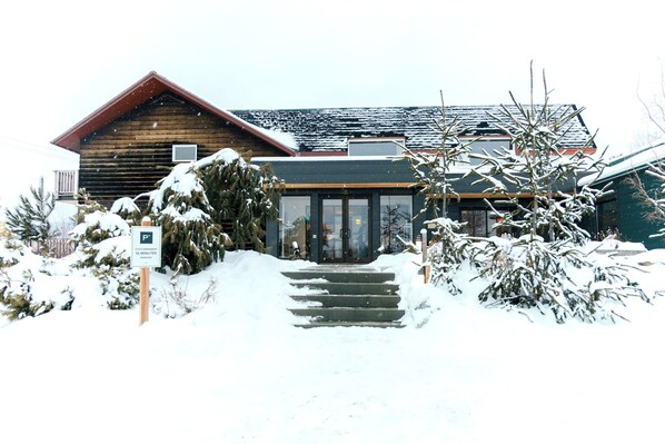 Front of property - Hotel Horizon (Sutton)