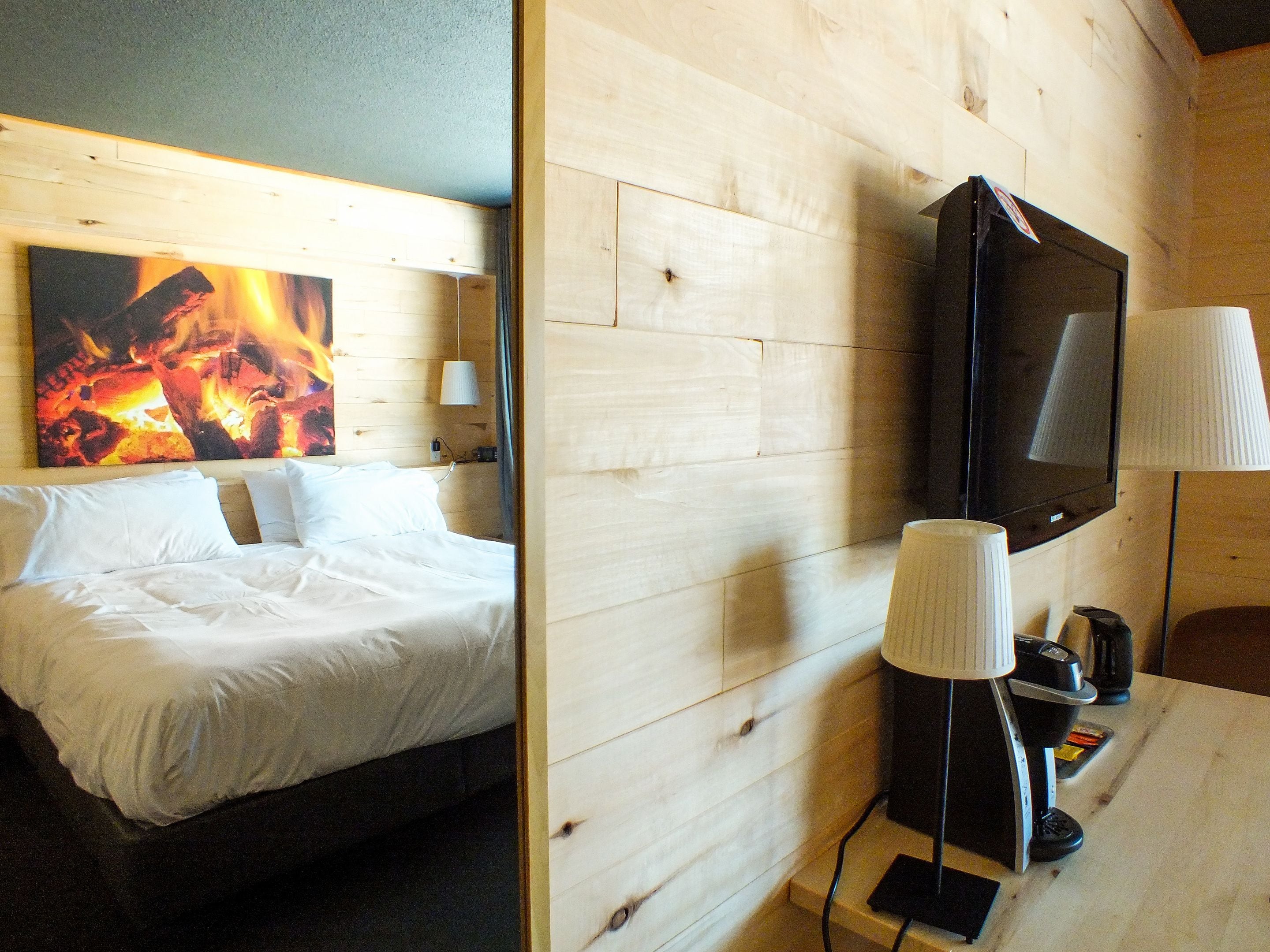 room, 1 king bed | iron/ironing board, bed sheets