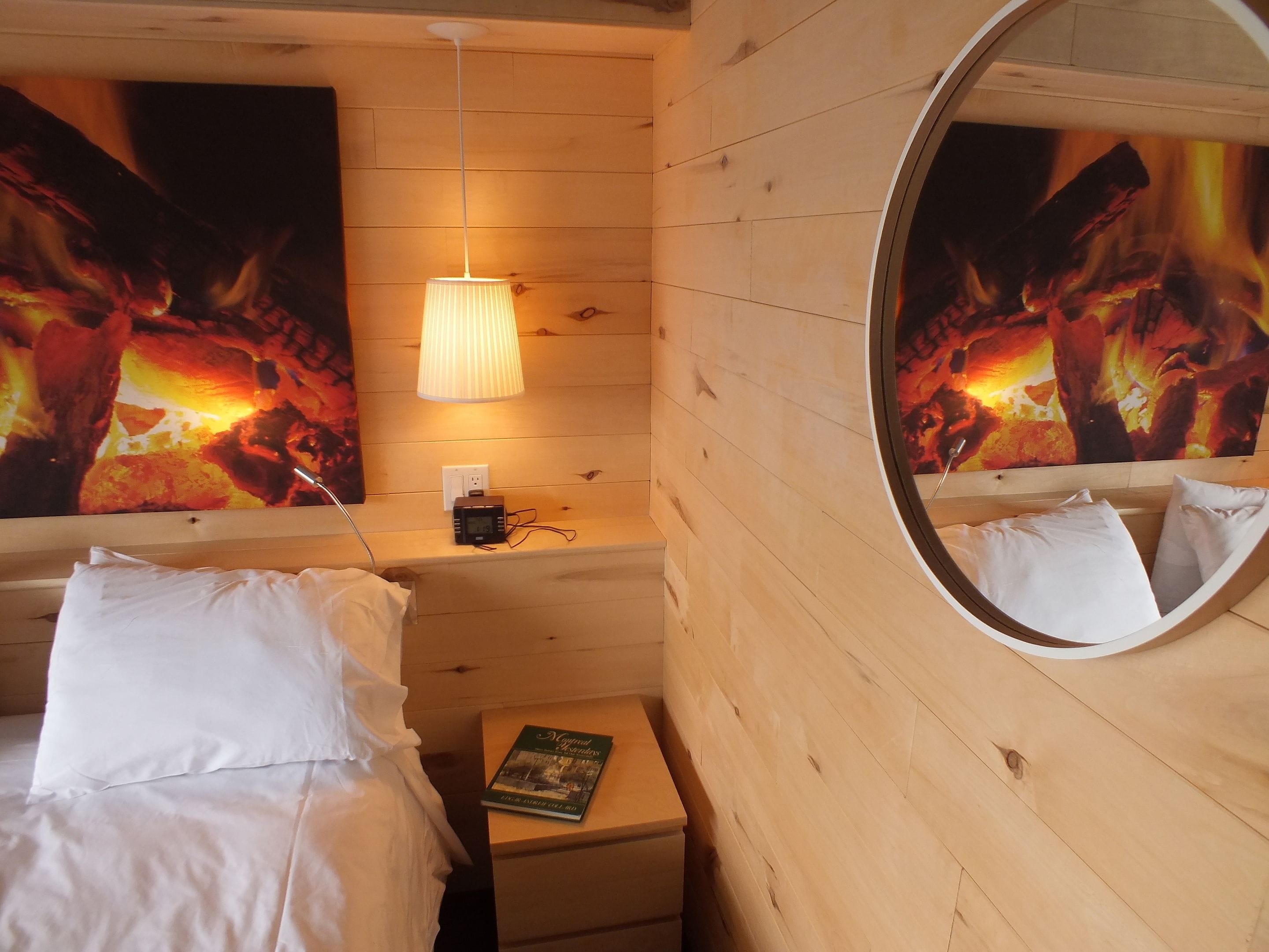 room, 1 king bed | iron/ironing board, bed sheets