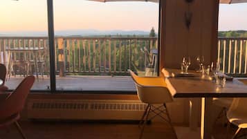 Breakfast and dinner served