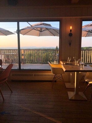 Breakfast and dinner served - Hotel Horizon (Sutton)