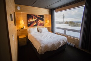 Family Room | Iron/ironing board, bed sheets