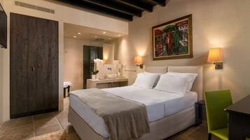 Suite, balcon (Danai) | 1 chambre, draps en coton égyptien, literie hypoallergénique