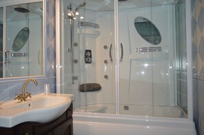 Twin Room | Bathroom | Hair dryer, towels, soap, shampoo - Hotel Rural El Marqués (Saldana)