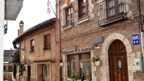 Un edificio de ladrillo tradicional con un letrero que dice "RESTAURANT ANTE EL MARQUES".