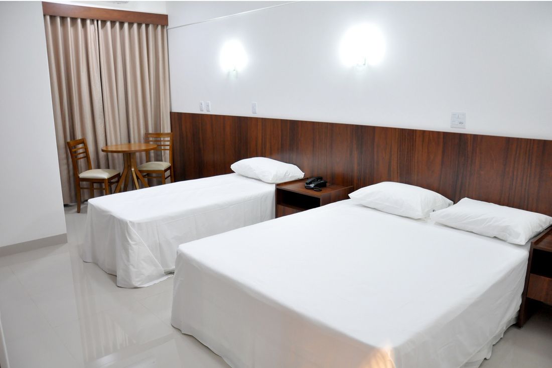 Frigobar, escrivaninha, cortinas blackout, quartos à prova de som