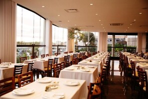 2 restaurants; breakfast, lunch and dinner served  - Gálatas Golden Hotel (Patos de Minas)