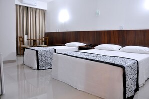 Minibar, Schreibtisch, Verdunkelungsvorhänge, schallisolierte Zimmer