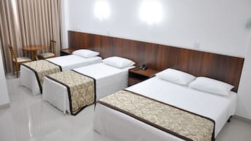Chambre Quadruple Luxe | Minibar, bureau, rideaux occultants, chambres insonorisées