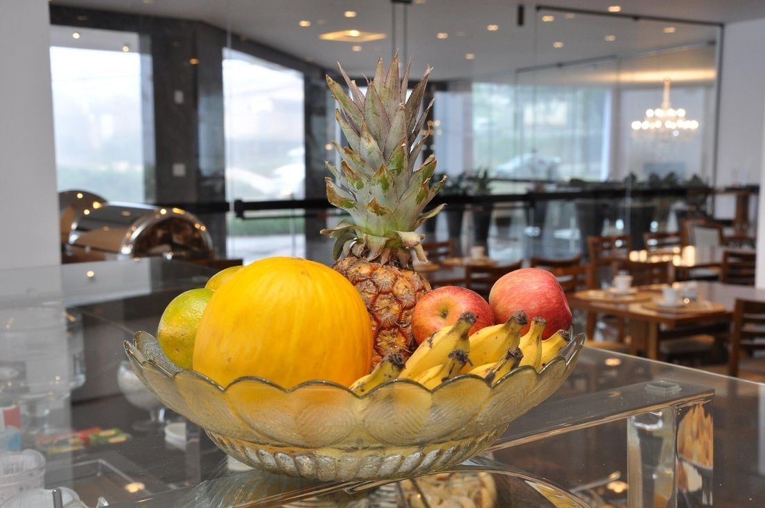 2 restaurants, breakfast served