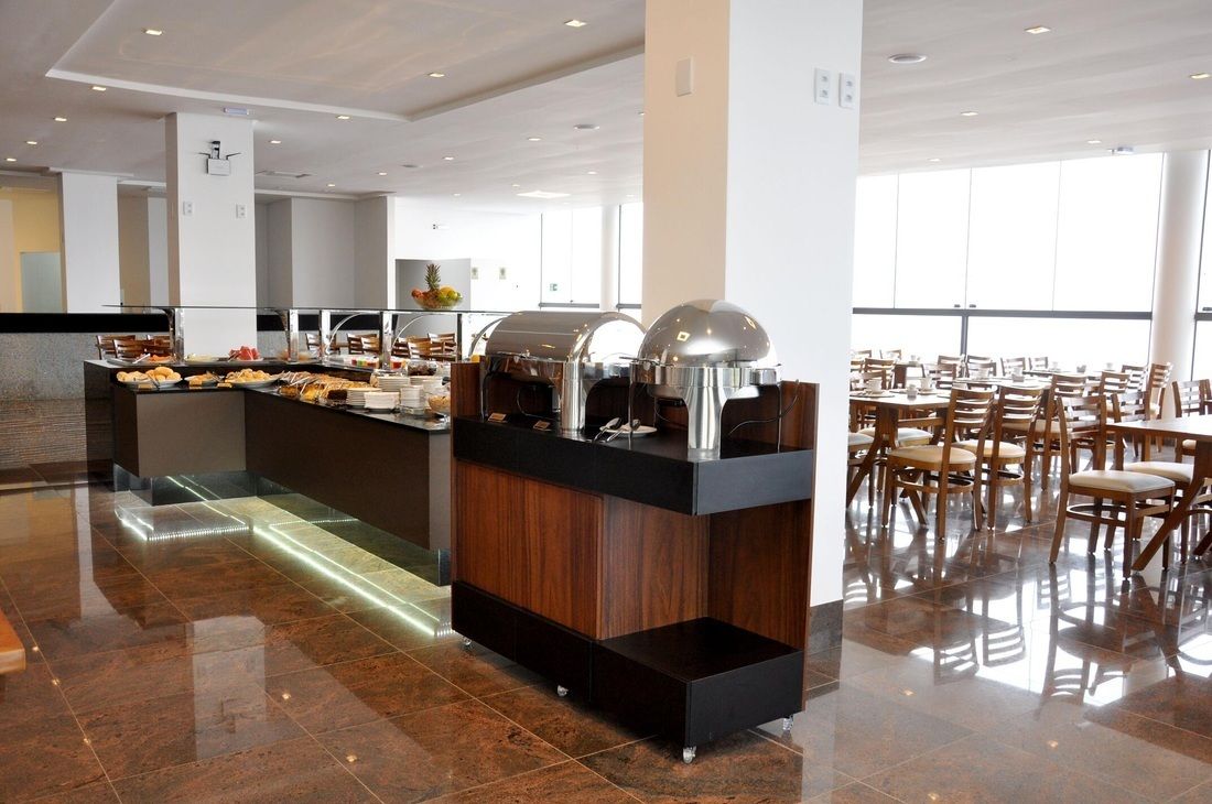 2 restaurants, breakfast served