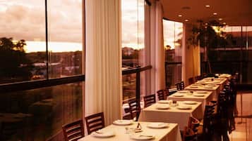 2 restaurantes; se sirven desayunos, comidas y cenas