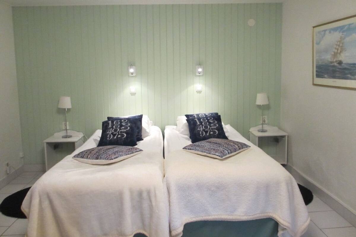 Double Room | WiFi (free), bed sheets