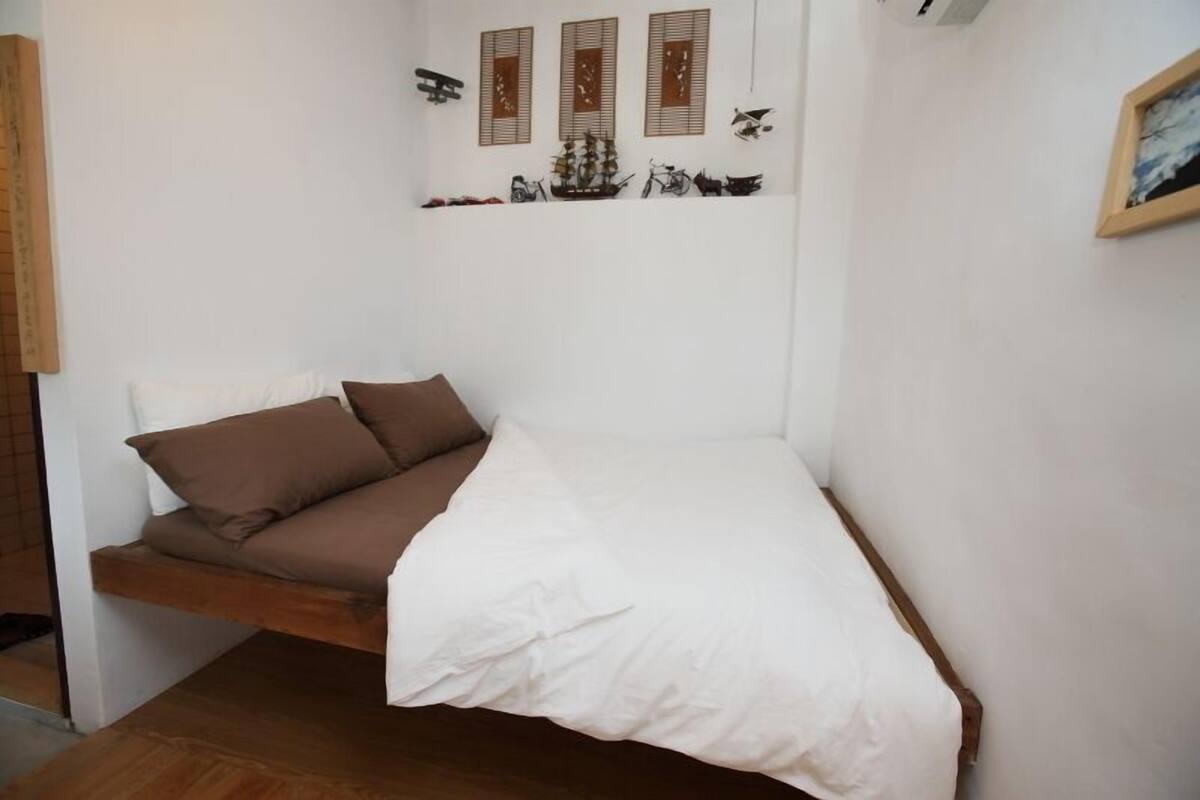 Escritorio, wifi gratis y ropa de cama
