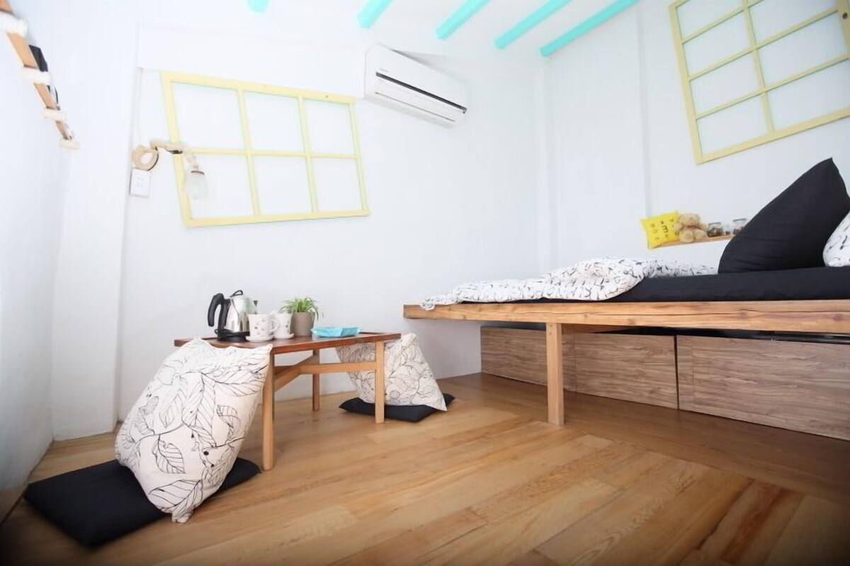 Escritorio, wifi gratis y ropa de cama