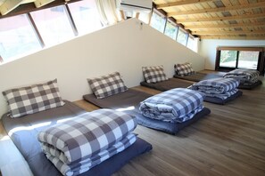 Escritorio, wifi gratis y ropa de cama