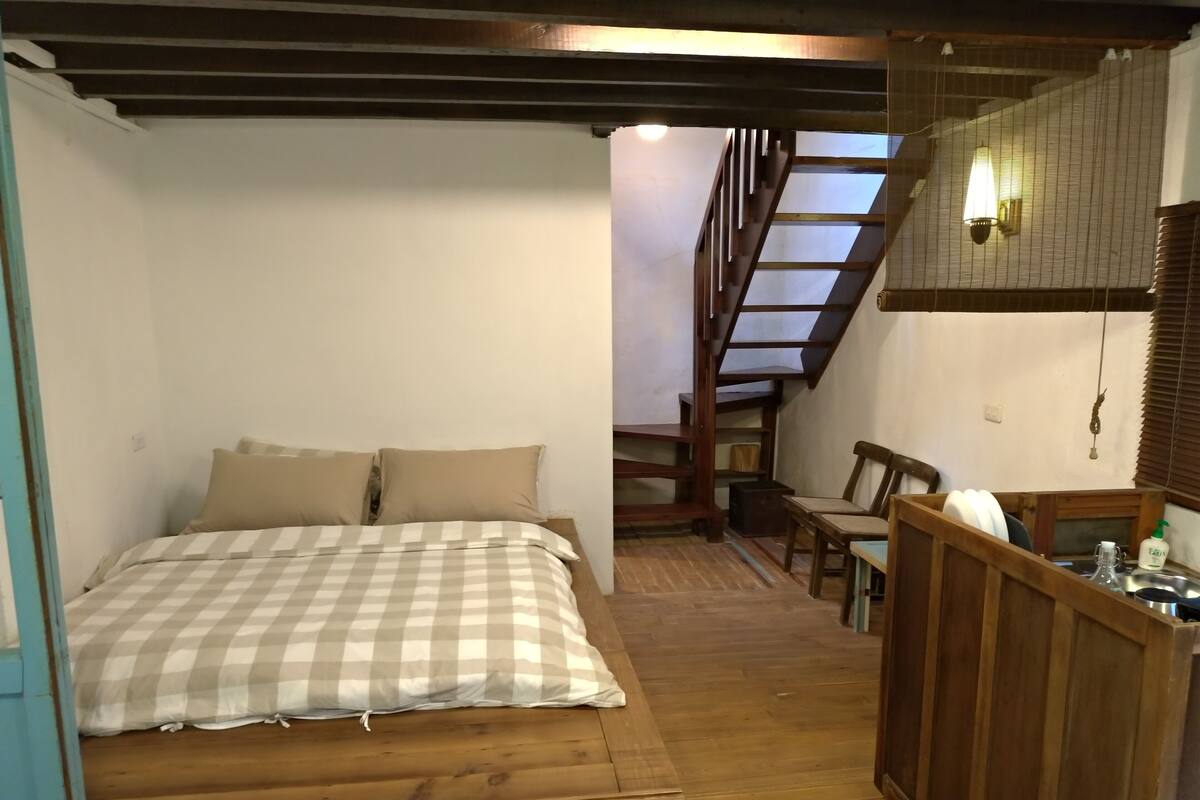 Escritorio, wifi gratis y ropa de cama