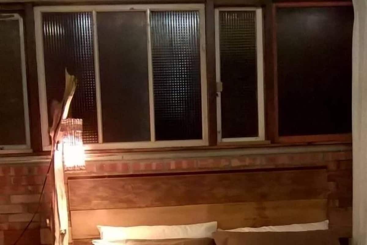 Escritorio, wifi gratis y ropa de cama